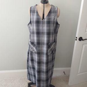 LAST CHANCE! Black/grey/white plaid jumper, anklelngth,2 patch pockets.Bust~50"